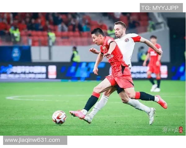 足球明星亲自赠送球服给球迷传递温暖与激情的感人故事